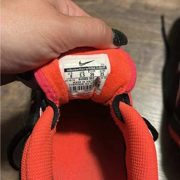 Women’s Nike Shoes Sz. 8 - Picture 3 of 4
